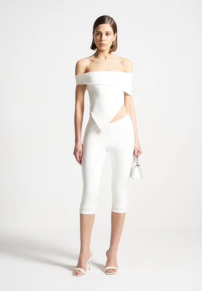 Manire De Voir Matching Sets Manire De Voir Woman Angled Waist Capri Leggings 8211 Off White Manire De Voir Matching Sets Manire De Voir Woman Angled Waist Capri Leggings 8211 Off White