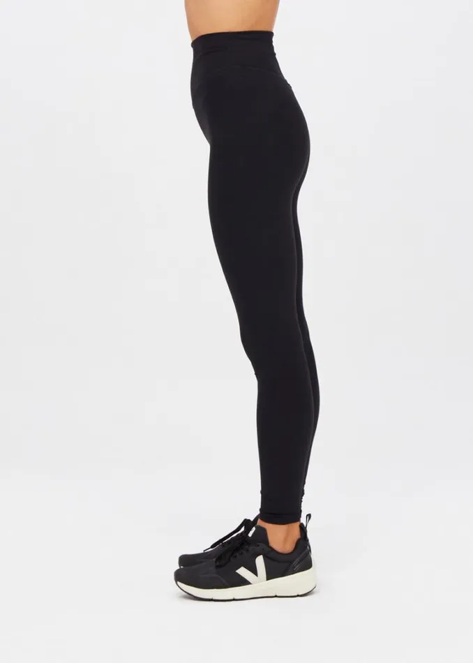 The Upside PEACHED 28IN HIGH RISE PANT Black Shop Leggings The Upside PEACHED 28IN HIGH RISE PANT Black Shop Leggings